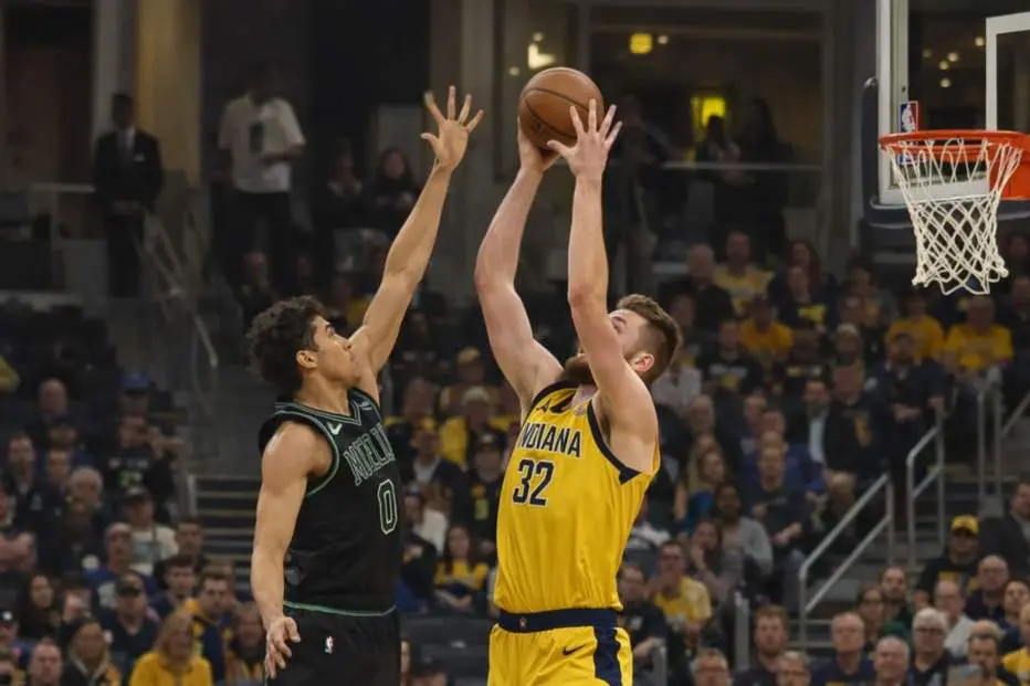 Undrafted Jay Huff Ties for NBA Lead in Blocks